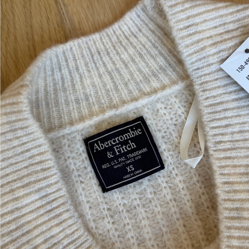 Abercrombie & Fitch Women's V-Neck Cream Sweater Brand New With Tags - Picture 6 of 7
